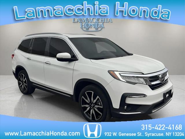 2022 Honda Pilot Touring w/Rear Captain's Chairs