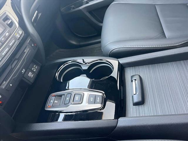 2022 Honda Pilot Touring w/Rear Captain's Chairs