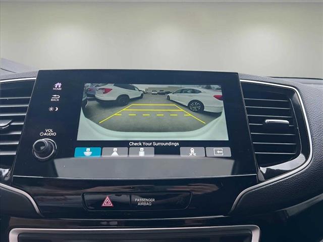 2022 Honda Pilot Touring w/Rear Captain's Chairs