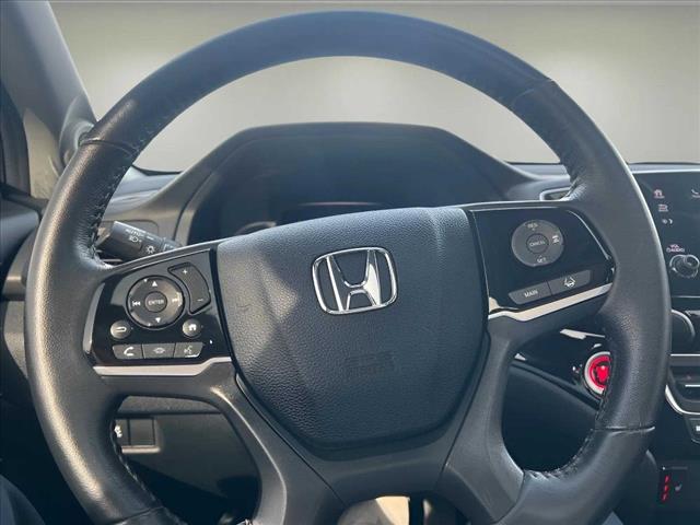 2022 Honda Pilot Touring w/Rear Captain's Chairs