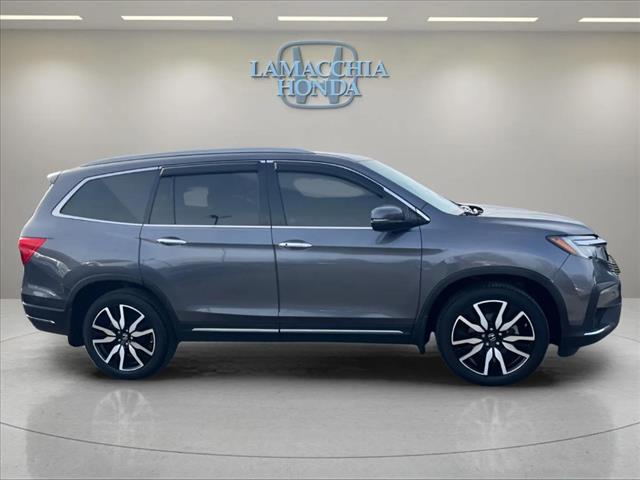 2022 Honda Pilot Touring w/Rear Captain's Chairs