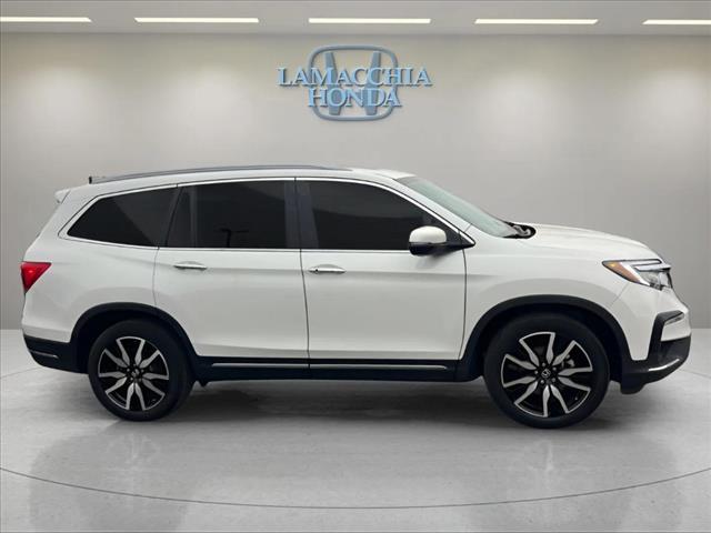 2022 Honda Pilot Touring w/Rear Captain's Chairs