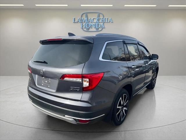 2022 Honda Pilot Touring w/Rear Captain's Chairs