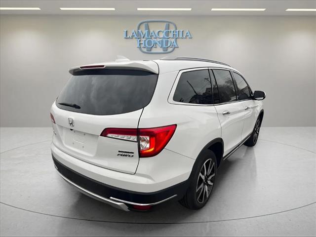 2022 Honda Pilot Touring w/Rear Captain's Chairs
