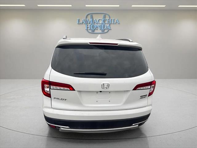 2022 Honda Pilot Touring w/Rear Captain's Chairs