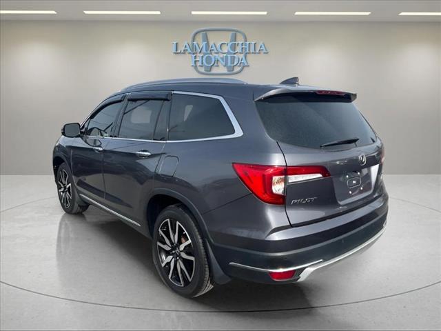 2022 Honda Pilot Touring w/Rear Captain's Chairs