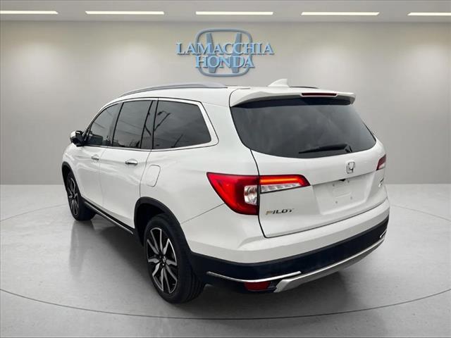 2022 Honda Pilot Touring w/Rear Captain's Chairs