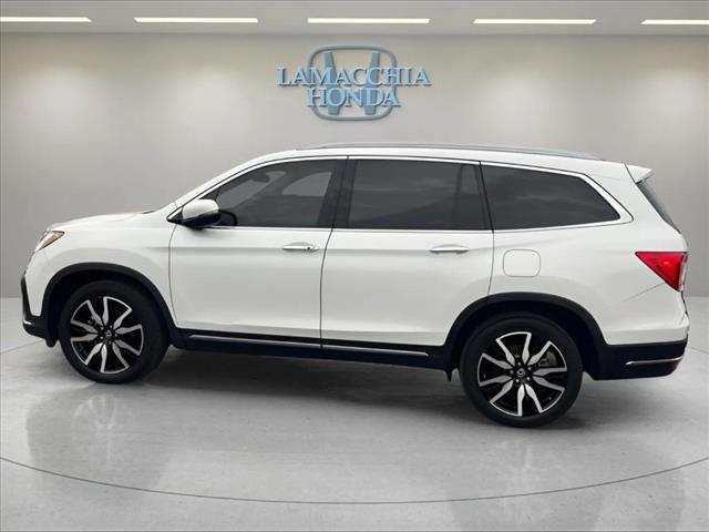 2022 Honda Pilot Touring w/Rear Captain's Chairs