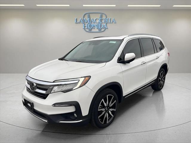 2022 Honda Pilot Touring w/Rear Captain's Chairs