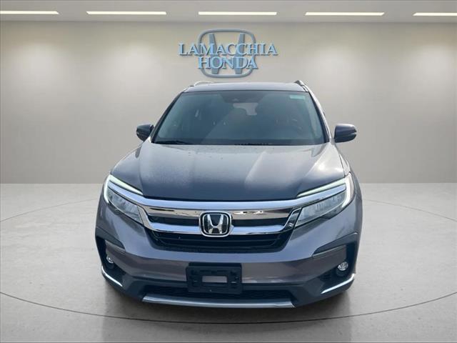 2022 Honda Pilot Touring w/Rear Captain's Chairs