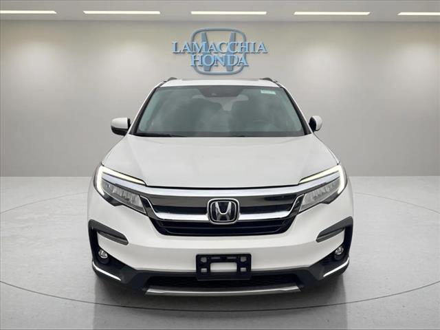 2022 Honda Pilot Touring w/Rear Captain's Chairs