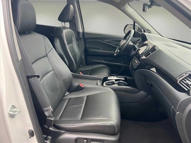 2022 Honda Pilot Touring w/Rear Captain's Chairs