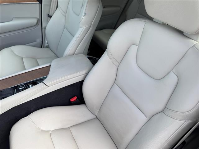 2021 Volvo XC90 T6 Momentum 6-Passenger