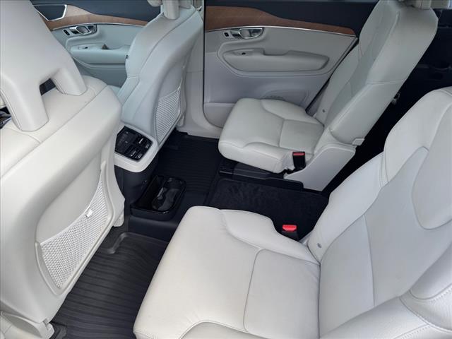 2021 Volvo XC90 T6 Momentum 6-Passenger
