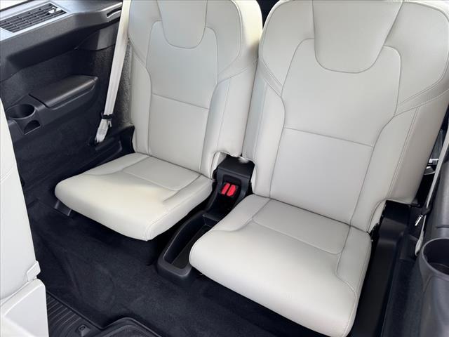 2021 Volvo XC90 T6 Momentum 6-Passenger