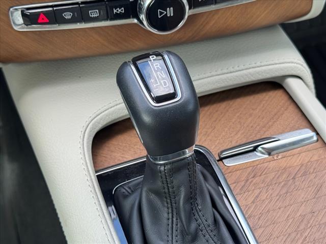 2021 Volvo XC90 T6 Momentum 6-Passenger