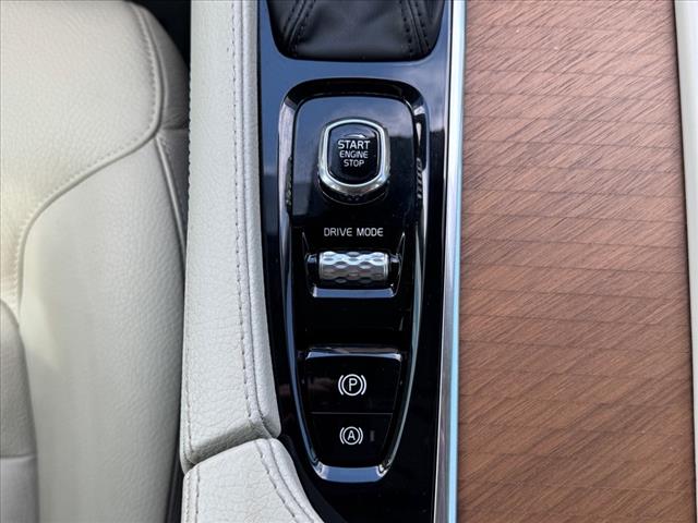2021 Volvo XC90 T6 Momentum 6-Passenger