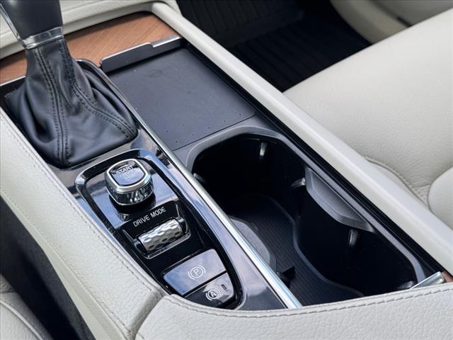 2021 Volvo XC90 T6 Momentum 6-Passenger