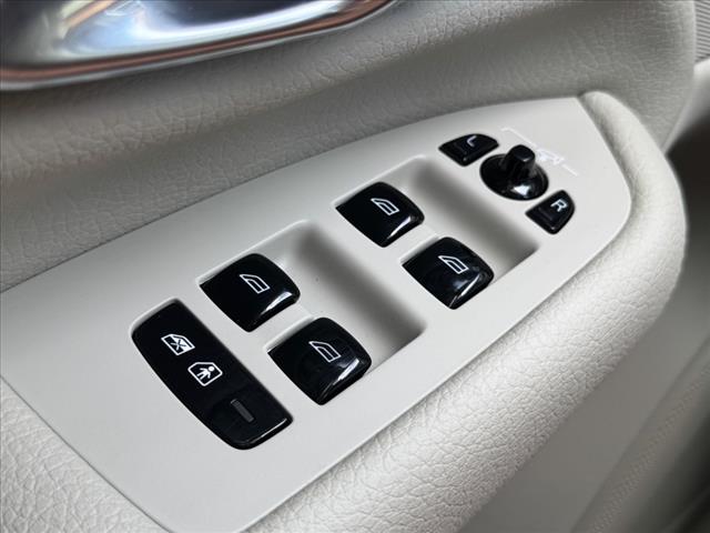 2021 Volvo XC90 T6 Momentum 6-Passenger