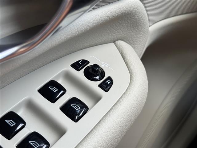 2021 Volvo XC90 T6 Momentum 6-Passenger