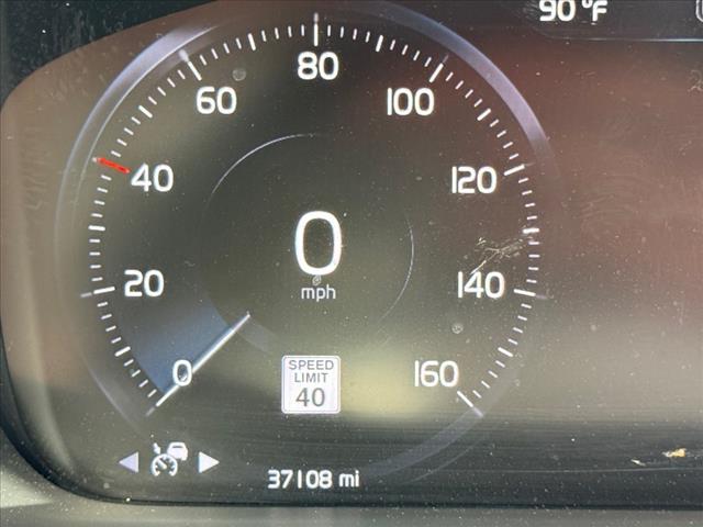 2021 Volvo XC90 T6 Momentum 6-Passenger