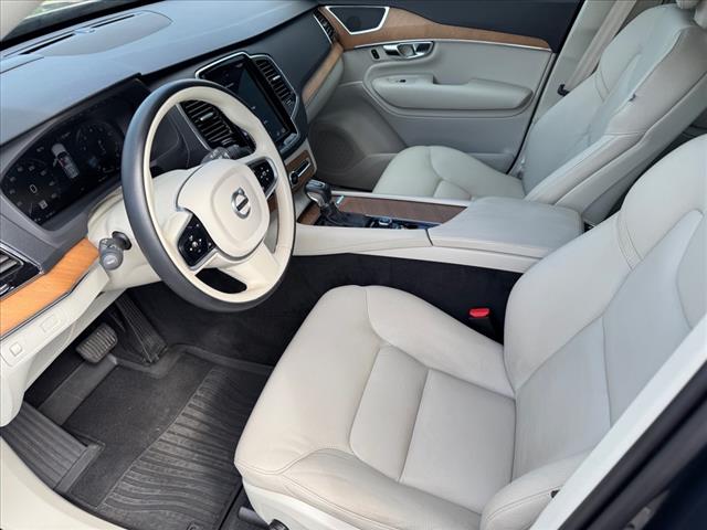 2021 Volvo XC90 T6 Momentum 6-Passenger