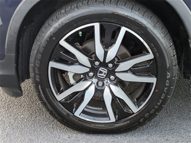2022 Honda Pilot Touring w/Rear Captains Chairs