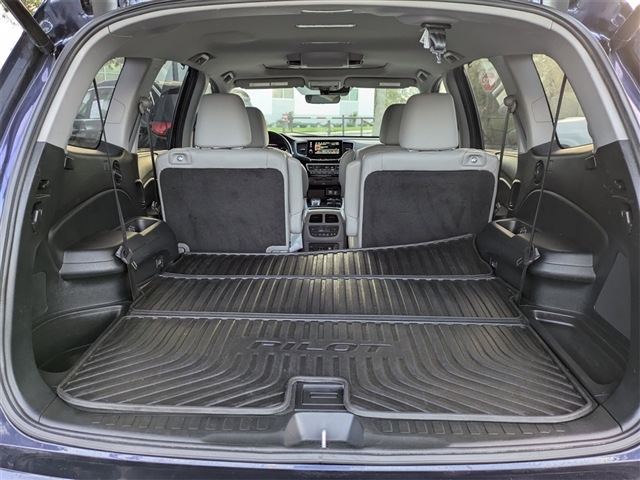 2022 Honda Pilot Touring w/Rear Captains Chairs