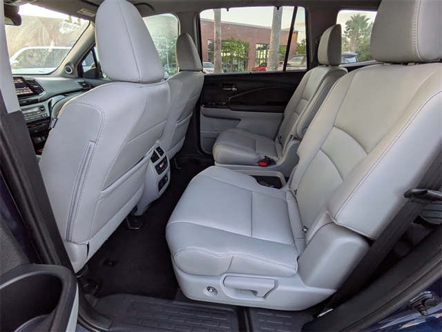 2022 Honda Pilot Touring w/Rear Captains Chairs