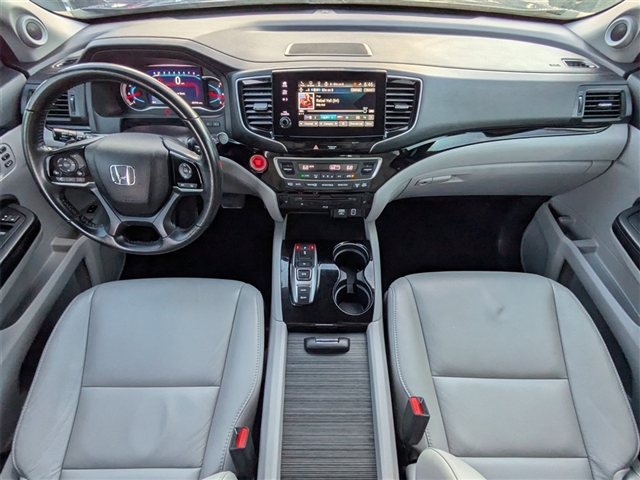 2022 Honda Pilot Touring w/Rear Captains Chairs
