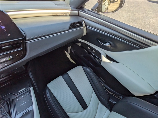 2022 Lexus ES 300h F SPORT