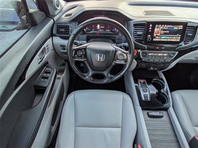 2022 Honda Pilot Touring w/Rear Captains Chairs