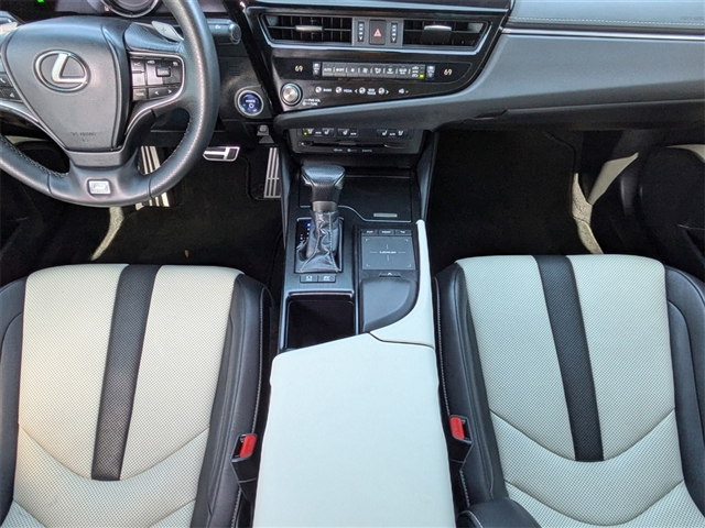 2022 Lexus ES 300h F SPORT