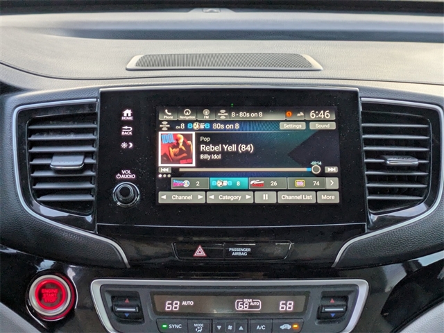 2022 Honda Pilot Touring w/Rear Captains Chairs