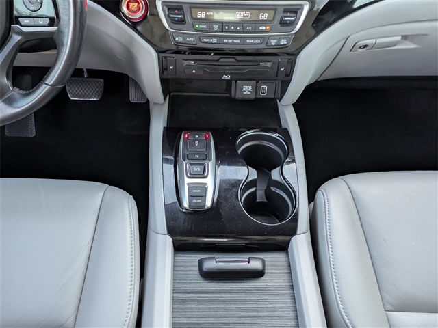 2022 Honda Pilot Touring w/Rear Captains Chairs