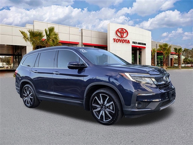 2022 Honda Pilot Touring w/Rear Captains Chairs