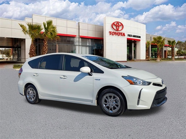 2015 Toyota Prius v Three - main photo