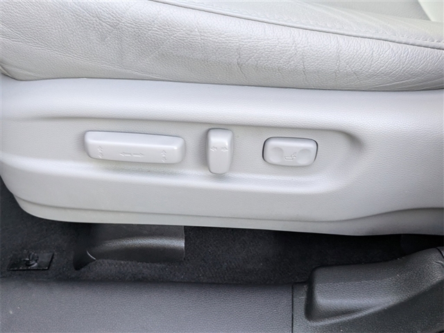 2022 Honda Pilot Touring w/Rear Captains Chairs