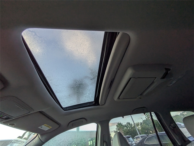 2022 Honda Pilot Touring w/Rear Captains Chairs