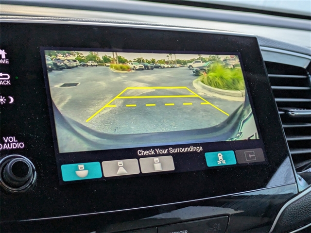2022 Honda Pilot Touring w/Rear Captains Chairs