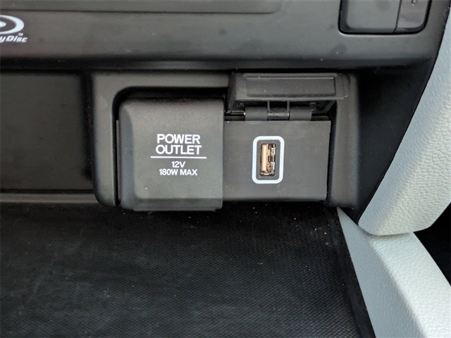 2022 Honda Pilot Touring w/Rear Captains Chairs