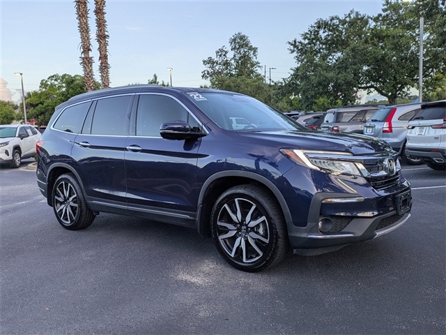 2022 Honda Pilot Touring w/Rear Captains Chairs