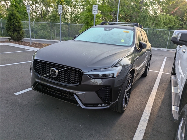 2022 Volvo XC60 B5 R-Design