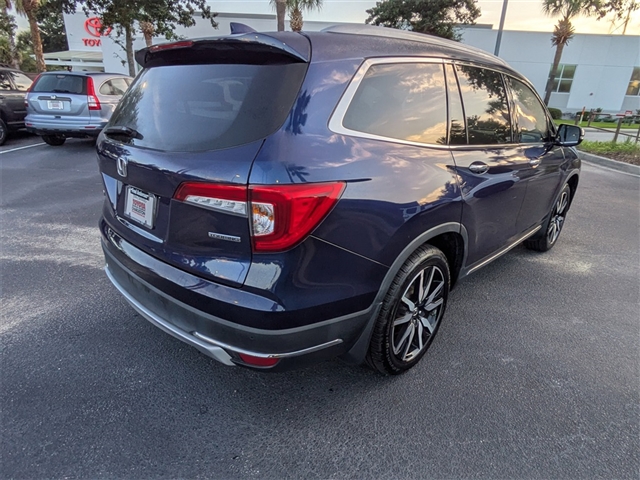 2022 Honda Pilot Touring w/Rear Captains Chairs