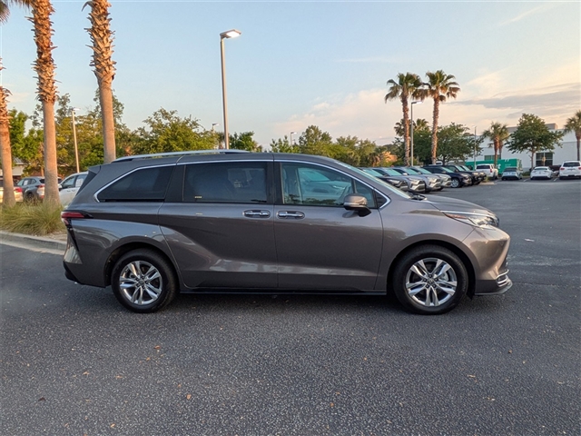 2022 Toyota Sienna Limited 7-Passenger