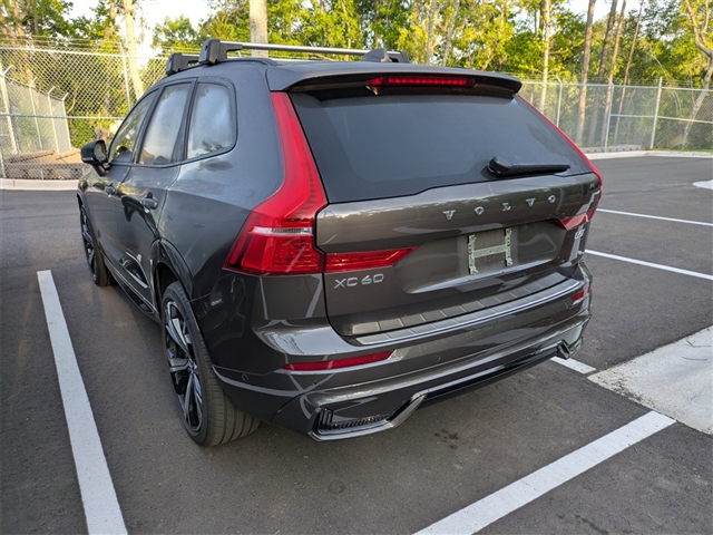 2022 Volvo XC60 B5 R-Design
