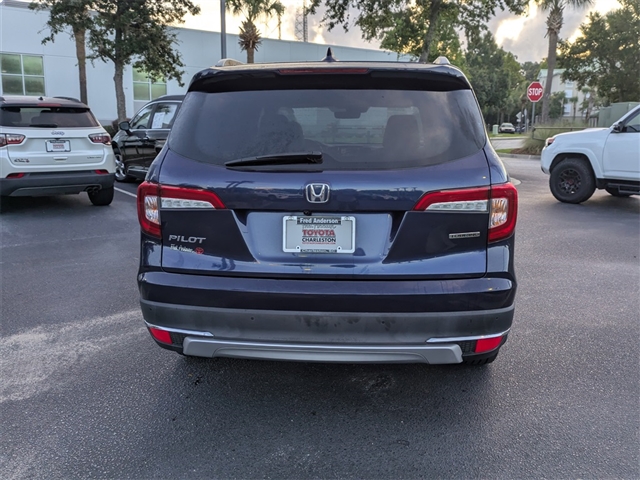 2022 Honda Pilot Touring w/Rear Captains Chairs