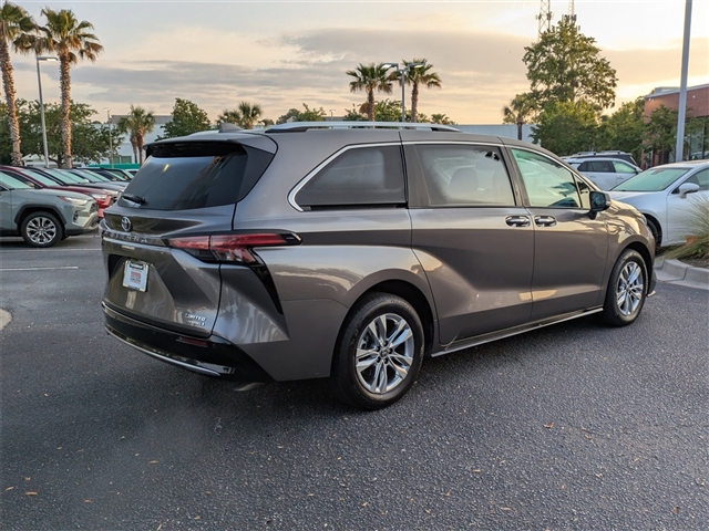 2022 Toyota Sienna Limited 7-Passenger