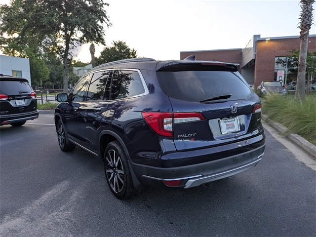 2022 Honda Pilot Touring w/Rear Captains Chairs