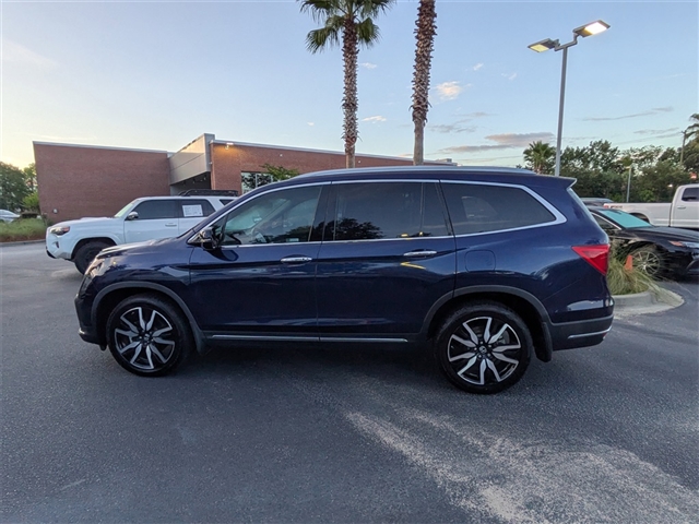 2022 Honda Pilot Touring w/Rear Captains Chairs